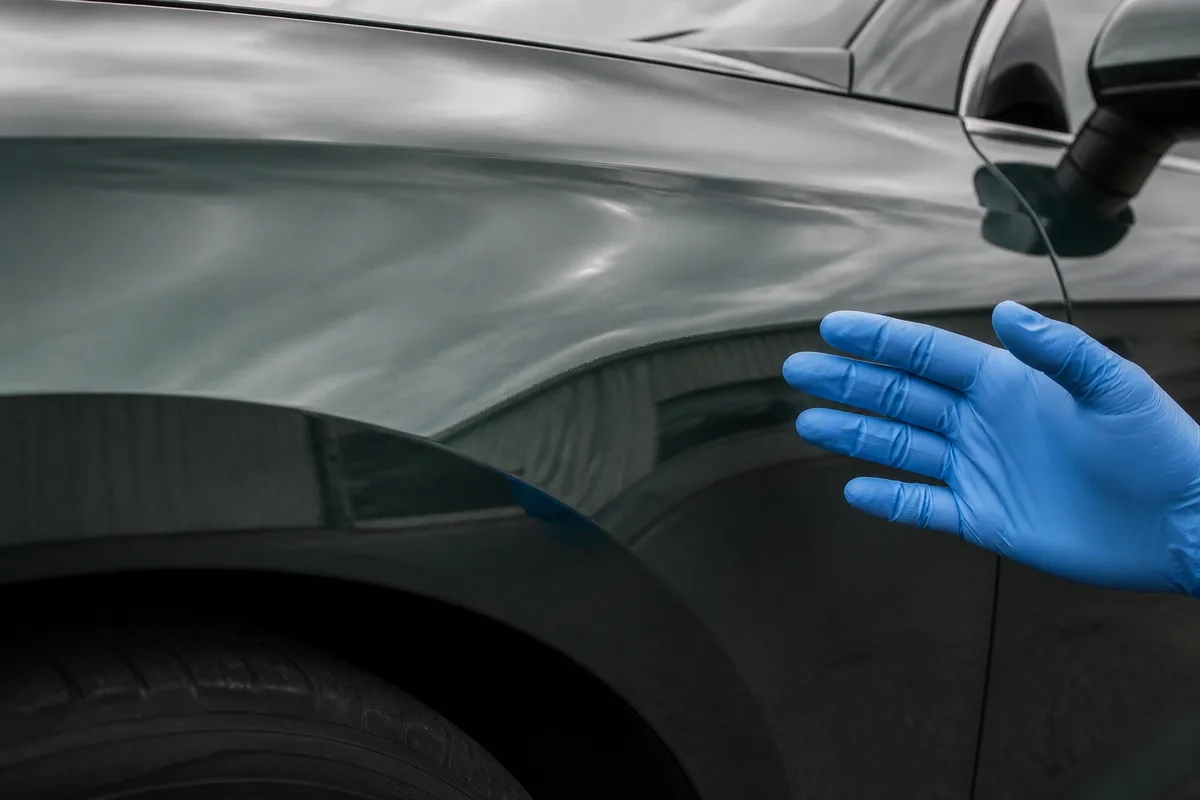 Contrôle visuel de la brillance d&rsquo;une carrosserie repeinte à la lumière du jour