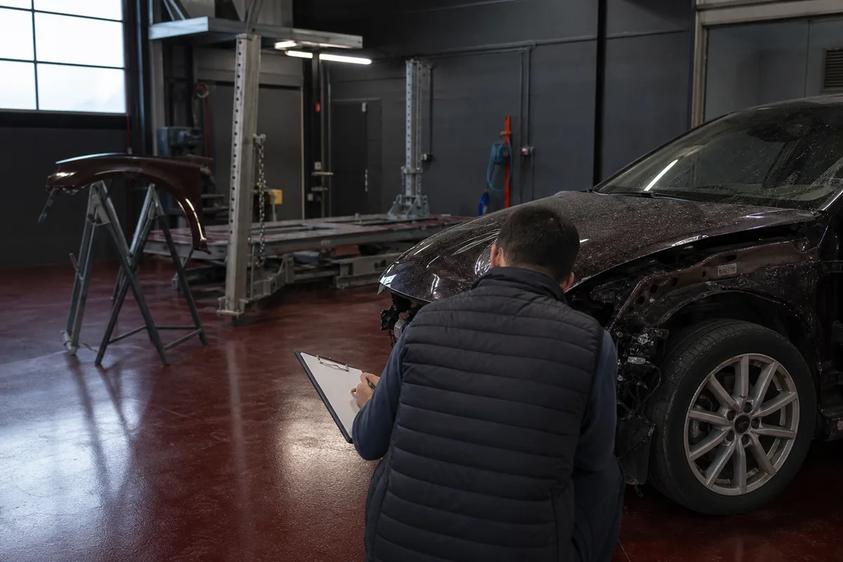 Expert automobile relevant les dommages sur un véhicule accidenté